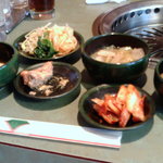 Meigetsuen - ランチについてくる副菜。キムチ・ナムル以外に４～６品ぐらい。