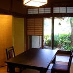 Nihon Ryouri Senri - 落ち着いた和室に二人掛けのテーブル