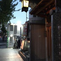 梅むら  - 木屋町通りに面した入り口。工事現場の隣。