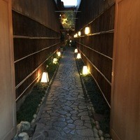 梅むら  - 雰囲気のあるアプローチ。