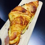 Trib's Cafe - クロワッサンハムチーズ 9.50＄