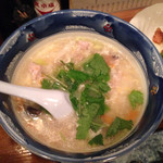 小糸ちゃん - 鳥雑炊。ボリュームある。鍋のしめで換算すると6人前くらい？