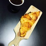 Trib's Cafe - モーニングのクロワッサンハムチーズとコーヒー