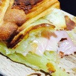 Trib's Cafe - クロワッサンの中にハムチーズがたっぷり〜♪