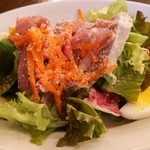 Iru pachokko ne di kyanthi - 本日は税別1500円のランチを注文しました。｢季節の前菜｣ は、葉野菜にハム、卵等が入ったサラダ。パルミジャーノと軽いフレンチドレッシングのテイストです。