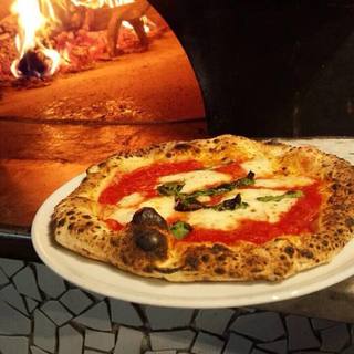 ピッツァイオーロが薪窯で焼き上げるナポリピッツァ♪