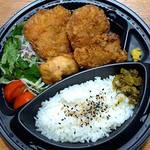 博多担々麺 とり田 - 『ミックス弁当』1,000円をテイクアウトしました。
                                唐揚げ弁当880円もあります。
                                『ミックス弁当』は、上質な『メンチかつ』と『から揚げ』が搭載された夢のようなトリ弁です。
                                