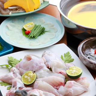 旬の味覚を贅沢に堪能。老舗店主こだわりのふぐコース