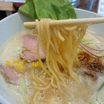暁 製麺 - 中太麺アップ