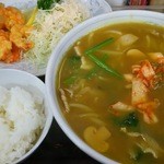 新華苑 - 今日の日替わり、カレーラーメン・海老天・小ライスで８５０円