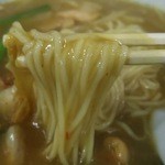 新華苑 - 少し甘口のカレーが絡んでうまい！甘いけど汗が出てくる。