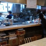 Kanton Ryouri Dokoro Okonomiyaki Chiyo - カウンターの大きな鉄板で、調理されます。o(^-^)oﾜｸﾜｸ