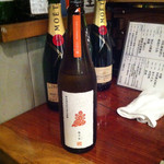 日本酒はなたれ - 秋田県 純米大吟醸 オーク樽貯蔵 新政 陽乃鳥
      90cc ¥800.- 1合 ¥1,600.-