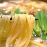 めんちゃんこ亭 - 麺は、煮込みに耐える中太麺。
      博多モツ鍋に使用するチャンポン麺よりツルツルしてます。
      