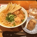 UDON BUZEN - とりごぼう天うどん 550円 五目おにぎり 100円。つるつる