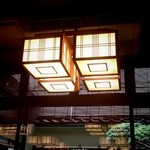 室町砂場 日本橋本店 - 趣のある行灯照明と坪庭