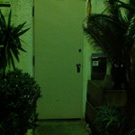 日本酒はなたれ - 御手洗い
      お店を出てビル伝いに路地の奥