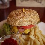 トムズカフェ - ベーコンチーズバーガー