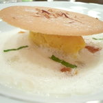 レザンファン ギャテ - ゴールデンパイナップルの冷たいラヴィオリ、シャルトリューズで香り付けしたショコラブランのスープ仕立て