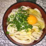 須崎食料品店 - 熱いうどん2玉 320円  生卵30円