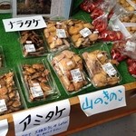 ならかわ市場 - 店舗内のキノコ棚