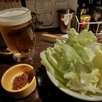 ケムリつう - 生ビールとキャベツ（お通し）