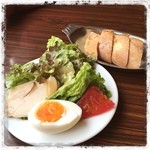 Huit - ランチセットの前菜とパン
パンはおかわり自由