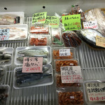 発寒かねしげ鮮魚店 - お刺身だけじゃないよ〜。なまら干し魚もいろいろあるよ。