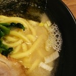 横浜家系ラーメン 本郷家 - スープはおとなしめ。