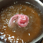 黒豚料理 あぢもり - 鍋の中に肉の薔薇が咲きますといった説明が