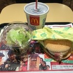 Makudonarudo - 今日(2015/11/14)のお昼は、平和に久しぶりのマクドナルド(戎橋南店)
                        チーズタマゴダブルマックセット(700円)。サイドメニューをサラダとゼロコーラで。
                        
                        チーズタマゴダブルバーガーは、めっちゃ胡椒が効いている。まぁいい線いっているが、コスパは、あまり良くないかな。