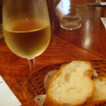ワインバル 青木酒店 - がぶ飲みワインと付き出しのバゲット