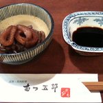 むつ五郎 - 私の「お通し」 竹輪、コンニャク、馬肉のピリ辛炊き合わせ