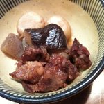 むつ五郎 - 妻の「お通し」 サトイモ、椎茸、コンニャク、馬肉の炊き合わせ