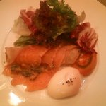 スモークサーモンとソバクレープの温泉卵のせ