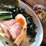 酒麺房 さの屋 - 鶏白湯鯵しお＋三陸生わかめ（奥はチャーシュー丼）