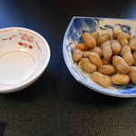 千寿樓 - 皮付きピーナッツ（煮ています）