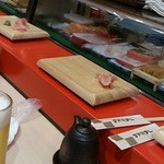 さかえすし 玉屋町店 - カウンターのこの板に握られてきます