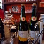 フレンチバル セレナ - □内観□②　赤い壁が薄暗い店内を暖めてくれます。