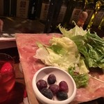 ワインの酒場。ディプント - 野菜は乗せない方が食べ易い（笑） テーブルの置き場次第かもだけど。。。