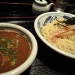 みつわのコロッケ - つけ麺。つゆの中に、チャーシューが入っています。