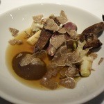 美しい農村風景、白トリュフトッピングで〜ヴェンデ産鳩の炙り焼きと内臓のソース、葱のコンソメ、スペルト小麦、花びら茸