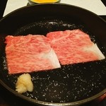 モリタ屋 東京丸の内店 - 牛脂を鍋に塗ってザラメをふって
                                牛さま焼き焼きぃ～❤(*´∀`)♪