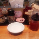 真っ赤ならーめん とまこ - トマト酢、テーブル上の装備