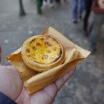 鉅記手信 - エッグタルトは卵プリンのような風味とあわせてパリパリ食感なパイを同時に味わえるスイーツで、日本のスイーツに慣れてしまうと素朴な味わいと感じるものの、コスパはよくペロリと楽しめます。