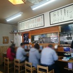 Chuukasoba Hirakoya - 狭いお店です