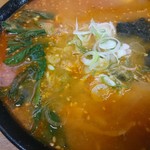 元祖十文字中華そば マルタマ - スープなみなみです　チャーシューも入っています