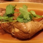 クリヤム - ガイトムナムプラー（鶏モモ肉のナムプラー煮（950円））は、ナムプラーベースにホロホロになるまで、柔らかく煮込んである。