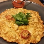 クリヤム - カイチョウムーサンプ（豚挽き肉のタイオムレツ（900円））はお好み焼きのように硬く、香草の風味が漂う。