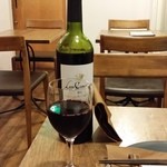 赤ワインを、せっかくなので、ボトル（3500円）で頼んだ。酸味はほどほど、渋みが少なく飲み口が良い。